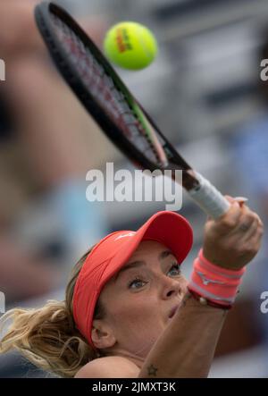 Toronto, Canada. 7th août 2022. Tereza Martincova, de la République tchèque, retourne le ballon contre Marina Stakusic, du Canada, lors de la deuxième manche du match de qualification des célibataires féminins à l'ouverture de la Banque nationale 2022 à Toronto, au Canada, le 7 août 2022. Credit: Zou Zheng/Xinhua/Alamy Live News Banque D'Images