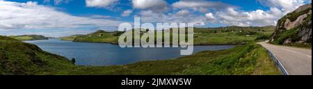 Vue panoramique sur le Loch Inchard et le hameau d'Achriesgill dans les Highlands écossais Banque D'Images