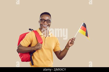 Heureux africain américain étudiant avec drapeau allemand isolé sur fond beige clair. Banque D'Images