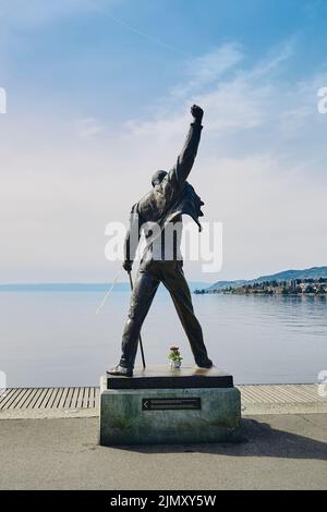 Montreux, Suisse - 12 avril 2022 : statue de Freddie Mercury, le chanteur britannique du groupe de rock Queen, se situe sur le front de mer du lac G. Banque D'Images