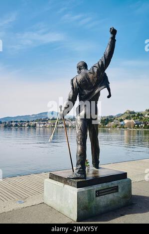 Montreux, Suisse - 12 avril 2022 : statue de Freddie Mercury, le chanteur britannique du groupe de rock Queen, se situe sur le front de mer du lac G. Banque D'Images