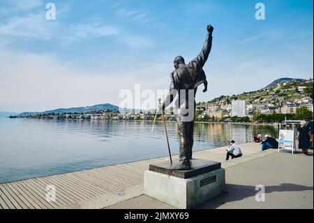 Montreux, Suisse - 12 avril 2022 : statue de Freddie Mercury, le chanteur britannique du groupe de rock Queen, se situe sur le front de mer du lac G. Banque D'Images