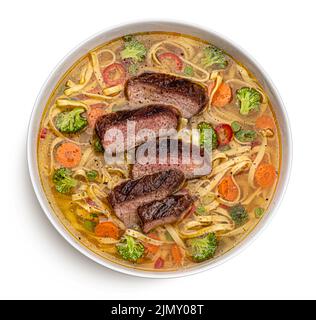 Nouilles de fettuccine avec bœuf grillé isolé sur blanc, vue de dessus Banque D'Images