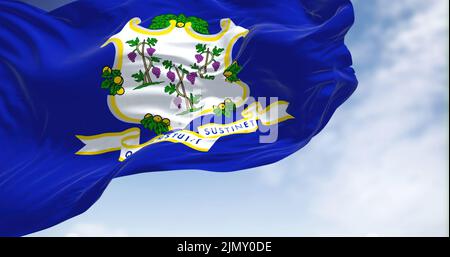 Le drapeau de l'État du Connecticut agitant dans le vent. Le Connecticut est l'État le plus méridional de la région de la Nouvelle-Angleterre des États-Unis Banque D'Images