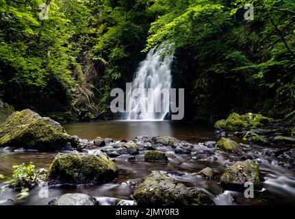 Une vue sur la pittoresque cascade de Gleno dans les Glens d'Antrim près de Larne Banque D'Images