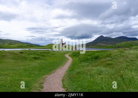 Vue sur le château d'Ardvreck sur le Loch Assynt dans les Highlands écossais Banque D'Images