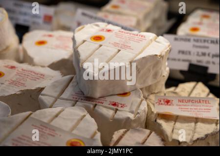 Fromage de vache neufchatel en forme de coeur français à vendre dans la boutique laitière des agriculteurs, le texte français sur les lables signifie le fromage Neufchatel, fabriqué à partir de lait des agriculteurs à Norm Banque D'Images