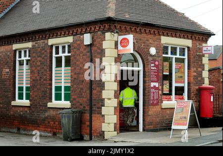 Photo du dossier datée du 21/05/13 d'un bureau de poste à Woodville, Derbyshire. Les bureaux de poste ont géré un record de £801 millions de retraits d'argent personnels en juillet, ce qui représente une augmentation de près de 8 % par mois. L'augmentation pourrait être due à la prise de plus de staycations au Royaume-Uni et à compter sur plus d'argent pour gérer leurs budgets sur une base hebdomadaire ou même quotidienne, a suggéré le bureau de poste. Date de publication : lundi 8 août 2022. Banque D'Images