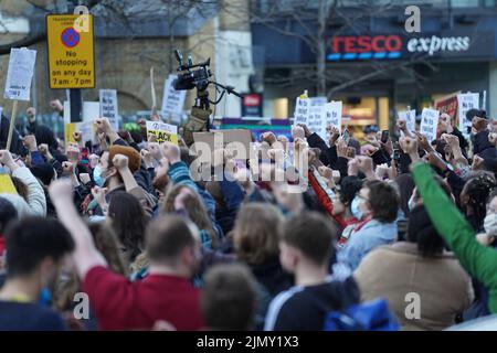 Photo du dossier datée du 18/03/22 de personnes manifestant devant le poste de police de Stoke Newington à Londres. Plus de six cents enfants ont subi des fouilles « intrusives et traumatisantes » par la police métropolitaine sur une période de deux ans, avec des garçons noirs ciblés de manière disproportionnée, montrent les chiffres. Entre 2018 et 2020, des policiers du met ont fouillé des bandes quelque 650 10 à 17 ans, selon des données obtenues de Scotland Yard par le Commissaire à l'enfance. Date de publication : lundi 8 août 2022. Banque D'Images