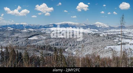 En hiver, les environs isolés des villages alpins, les collines de campagne, les bosquets et les terres agricoles offrent une vue depuis les pentes de montagne Banque D'Images