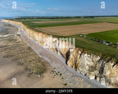 Vue aérienne sur les falaises blanches de halk, les champs verts du pays de Caux et l'eau de l'océan Atlantique près du petit village de Veules-les-Roses, Normandie, France. Visite Banque D'Images