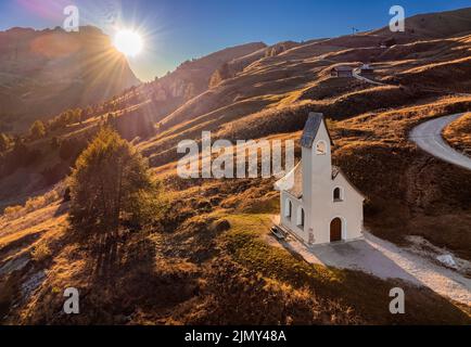 Tyrol du Sud, Italie - la chapelle de San Maurizio (Cappella Di San Maurizio) au col Passo Gardena dans les Dolomites italiens à l'automne avec des colo chauds Banque D'Images