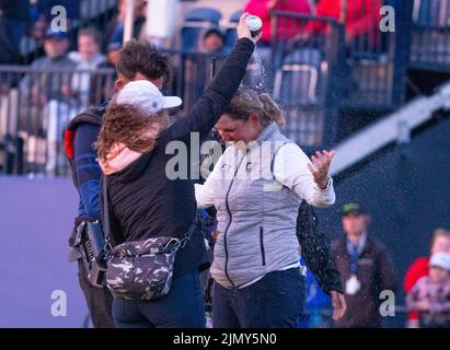 Gullane, Écosse, Royaume-Uni. 7th août 2022. Finale du championnat de golf AIG Women’s Open à Muirfield dans East Lothian. Pic; Ashleigh Buhai, d’Afrique du Sud, célèbre son putt gagnant sur 4th trous supplémentaires pour gagner l’Open féminin AIG à Muirfield ce soir. Elle a battu à Gee Chun de Corée du Sud sur le 4th trou supplémentaire ( le 18th) dans un jeu après que les deux joueurs ont terminé dix sous le par. Iain Masterton/Alay Live News Banque D'Images