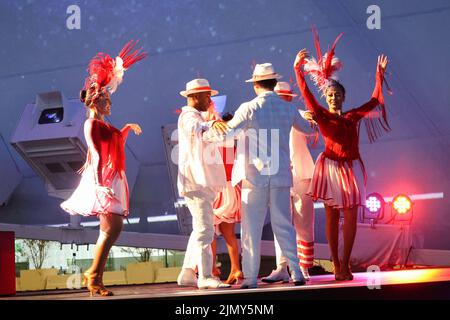 Dubaï, Émirats Arabes Unis - 30 novembre 2021 : Expo 2020. Danses nationales dans le pavillon du Brésil. Danseuses en costumes colorés pendant les spectacles de carnaval Banque D'Images