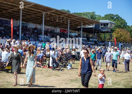 Renntag auf der Galopprennbahn in Haßloch, Pfalz. BEI schönem Sommerwetter und nicht zu heißen Temperaturen waren schätzungsweise 3,000 bis 4,000 Zusc Banque D'Images