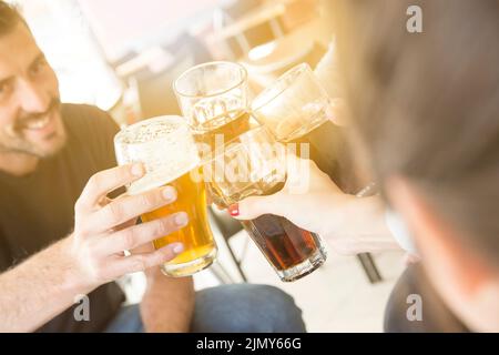 Des amis de groupe apprécient le bar du soir Banque D'Images