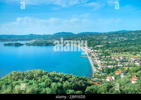 La ville et la plage d'Ipsos donnent sur le point de vue, Corfou, îles Ioniennes, Grèce Banque D'Images