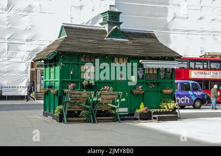 Londres, Royaume-Uni - 21 mars 2022 : une cabane de restauration historique ou un abri de Cabmen construit pour fournir aux chauffeurs de taxis noirs des rafraîchissements au coin de R Banque D'Images