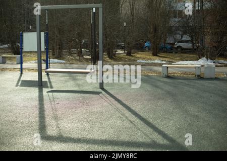 Basculez en position de stationnement. Aire de jeux pour enfants. Endroit pour se détendre. Environnement urbain au printemps. Banque D'Images