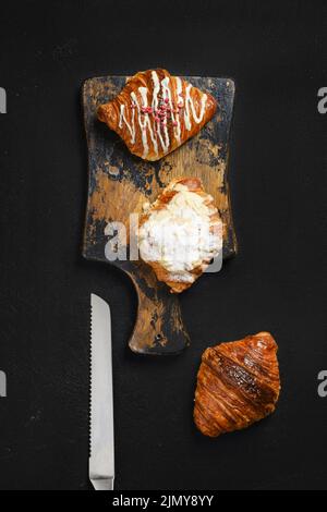 Vue de dessus de l'assortiment de croissants croustillants sur le plateau de service Banque D'Images