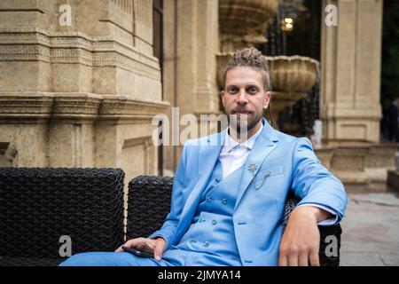 Portrait d'un jeune homme de 25 ans avec un look hipster dans un costume bleu de trois pièces Banque D'Images