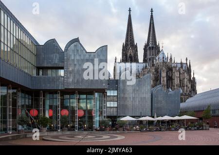 La cathédrale et le musée Ludwig, Cologne, Allemagne. Der Dom und das Museum Ludwig, Koeln, Allemagne. Banque D'Images