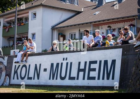 Spectateurs du corpus Christi procession Muelheimer Gottestracht sur le Rhin, Cologne, Allemagne. Zuschauer der Fronleichnams-Schiffsproz Banque D'Images