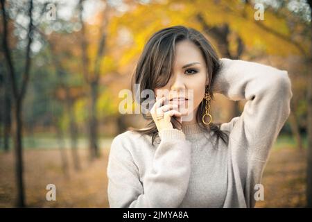Portrait extérieur d'automne de jeune belle femme de race mixte 30 y.O. Banque D'Images