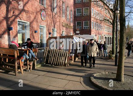 BRÊME,ALLEMAGNE-FÉVRIER 2:personnes non identifiées appréciant Sunny Day dans les cafés et la marche. 2 février, 2014 à Brême, Allemagne. Banque D'Images