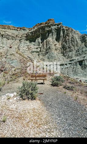 Le banc du parc se trouve au bout du sentier de randonnée, à l'unité de Sheep Rock du monument national John Day Fossil Beds, en Oregon, aux États-Unis Banque D'Images