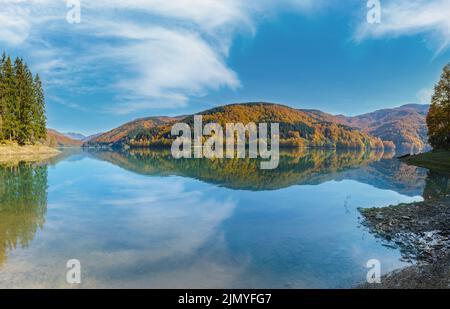 Réservoir d'eau de Vilshany sur le fleuve Tereblya, Transcarpathia, Ukraine.Lac pittoresque avec reflet des nuages.Superbe hôtel Banque D'Images