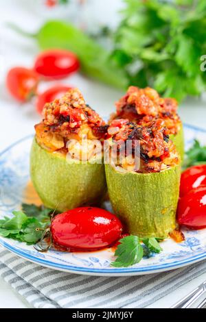 Courgettes (courge) farcies de poulet et de légumes. Banque D'Images