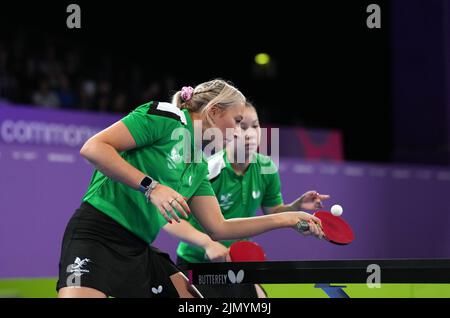Charlotte Carey du pays de Galles et Anna Hursey dans le cadre du match de la Médaille de bronze des doubles des femmes au NEC le 11 e jour des Jeux du Commonwealth de 2022 à Birmingham. Date de la photo: Lundi 8 août 2022. Banque D'Images