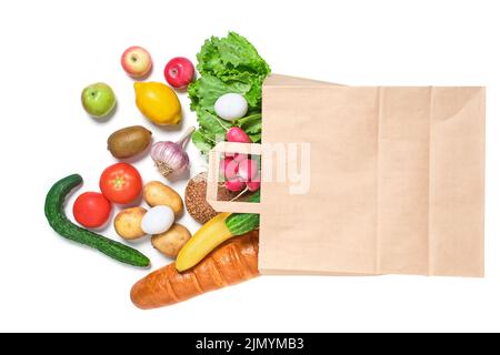 Fruits, légumes et produits dans un sac d'épicerie en papier sur fond blanc Banque D'Images