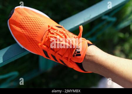 Tyumen, Russia-15 juin 2022: Nouvelles chaussures de course à pied Adidas, couleur corail orange, course eq21 Banque D'Images