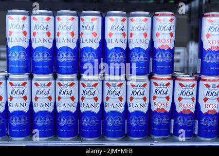 Tyumen, Russie-30 juin 2022: Kronenbourg 1664 bière blanche. Marque française de bière. Vente dans un hypermarché Banque D'Images