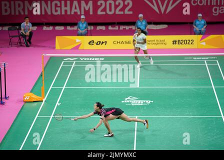 Michelle Li du Canada (premier plan) et Venkata Pusarla de l'Inde pendant le match de la Médaille d'or des femmes célibataires au NEC le 11 e jour des Jeux du Commonwealth de 2022 à Birmingham. Date de la photo: Lundi 8 août 2022. Banque D'Images