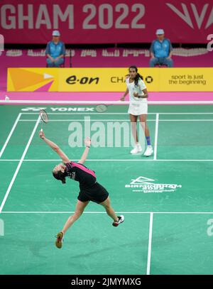 Michelle Li du Canada (premier plan) et Venkata Pusarla de l'Inde pendant le match de la Médaille d'or des femmes célibataires au NEC le 11 e jour des Jeux du Commonwealth de 2022 à Birmingham. Date de la photo: Lundi 8 août 2022. Banque D'Images