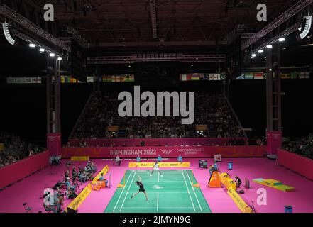 Michelle Li du Canada (premier plan) et Venkata Pusarla de l'Inde pendant le match de la Médaille d'or des femmes célibataires au NEC le 11 e jour des Jeux du Commonwealth de 2022 à Birmingham. Date de la photo: Lundi 8 août 2022. Banque D'Images