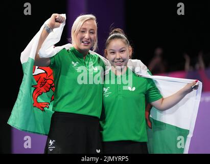 Charlotte Carey et Anna Hursey, au pays de Galles, célèbrent la victoire de la médaille de bronze des doubles des femmes au NEC le 11 e jour des Jeux du Commonwealth de 2022 à Birmingham. Date de la photo: Lundi 8 août 2022. Banque D'Images