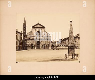 Alberti Leon Battista (1404-1472), S. Maria Novella à Florence (sans dat.) : vue sur la façade et le clocher de la Piazza S. Maria Novella avec les mondes en marbre (tortues et lys de Giambologna). Photo, 29,7 x 37,6 cm (y compris les bords de numérisation) Banque D'Images