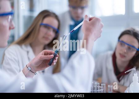 Étudiants en sciences faisant des expériences chimiques en laboratoire à l'université. Gros plan. Banque D'Images