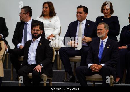 Le président chilien Gabriel Boric (à gauche) et le roi d'Espagne Felipe VI (à droite) lors de l'inauguration du premier président de gauche colombien Gustav Banque D'Images