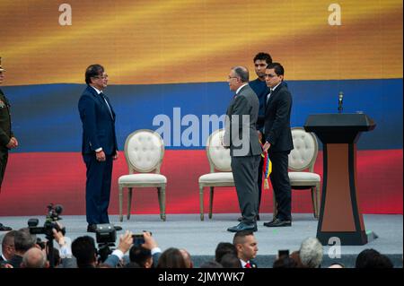 Le nouveau président colombien Gustavo Petro (à gauche) se rapproche du président du sénat colombien Roy Barreras (à droite) lors de l'inauguration du Banque D'Images