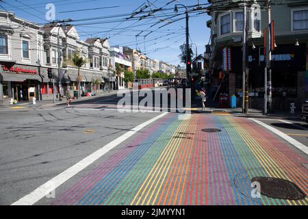 San Francisco, Etats-Unis - 18 mai 2022: vue sur la rue Castro avec lignes électriques aériennes de bus à San Francisco, Californie CA, Etats-Unis. Banque D'Images