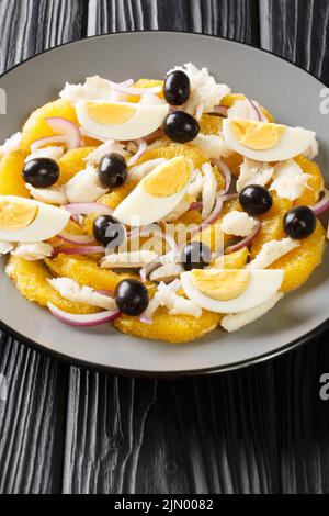 remojon granadino, salade d'orange et d'olive de morue salée, cuisine espagnole dans une assiette sur la table. Verticale Banque D'Images