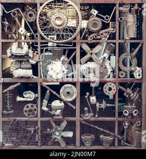 Installation de déchets métalliques à partir de pièces de voitures et de motos anciennes Banque D'Images