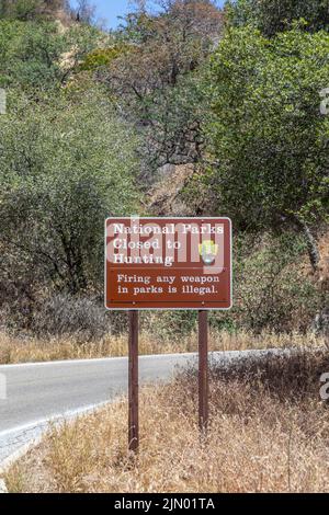 Three Rivers, Etats-Unis - 21 mai 2022: Signalisation parcs nationaux fermés à la chasse - tirer n'importe quelle arme dans les parcs est strictement illégal dans le AP national Sequoia Banque D'Images