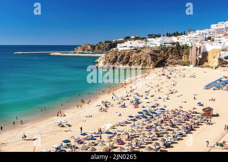 Grande plage de sable et vieille ville d'Albufeira, Portugal Banque D'Images