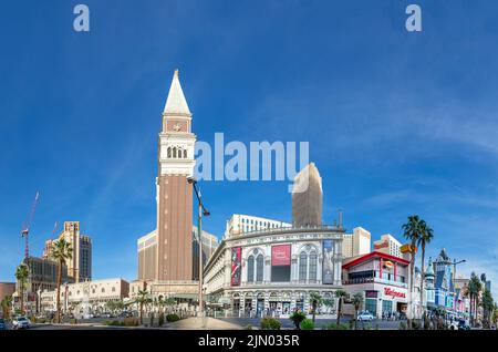 Las Vegas, Etats-Unis - 23 mai 2022 : vue sur l'hôtel vénitien et le casino avec palmiers en face. Banque D'Images